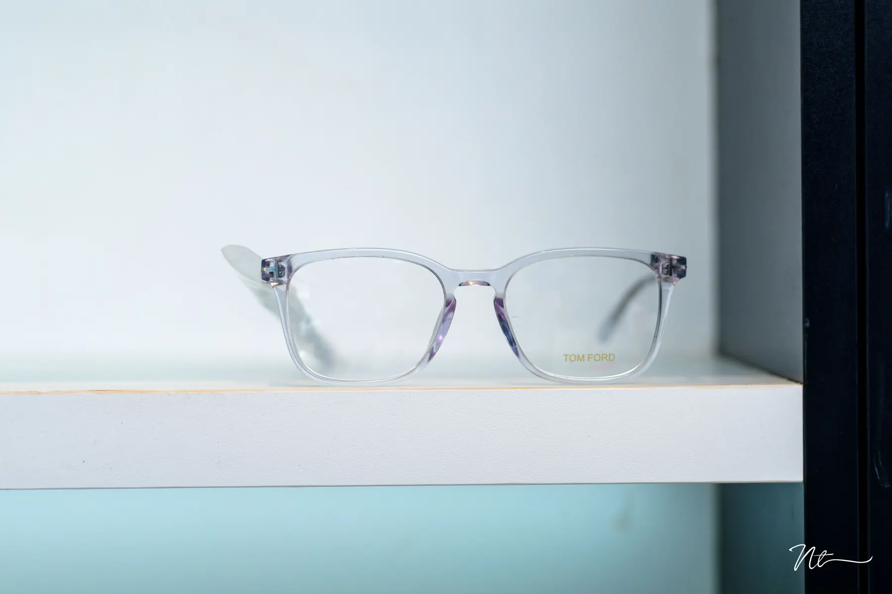 Monture de lunettes présentée au centre