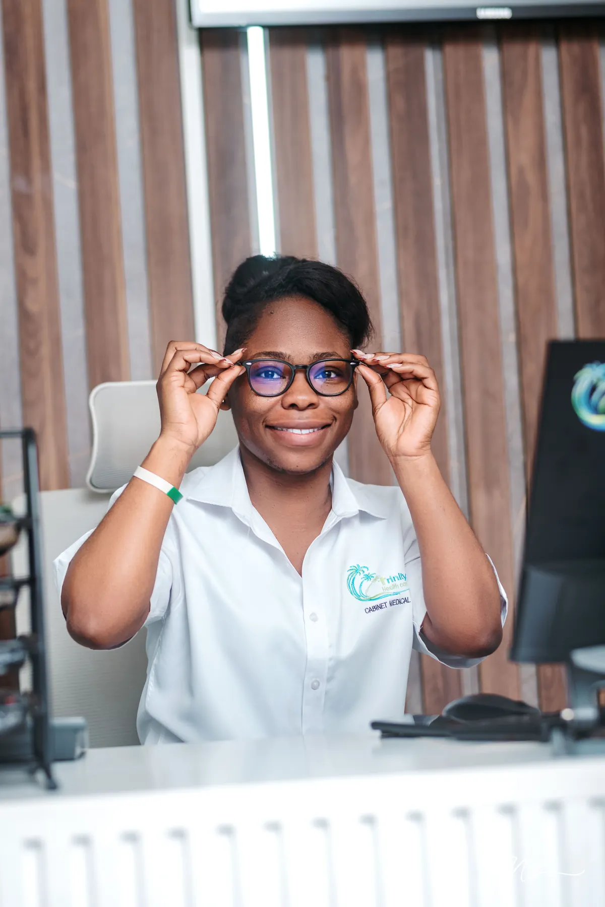 Réceptionniste présentant une paire de lunettes