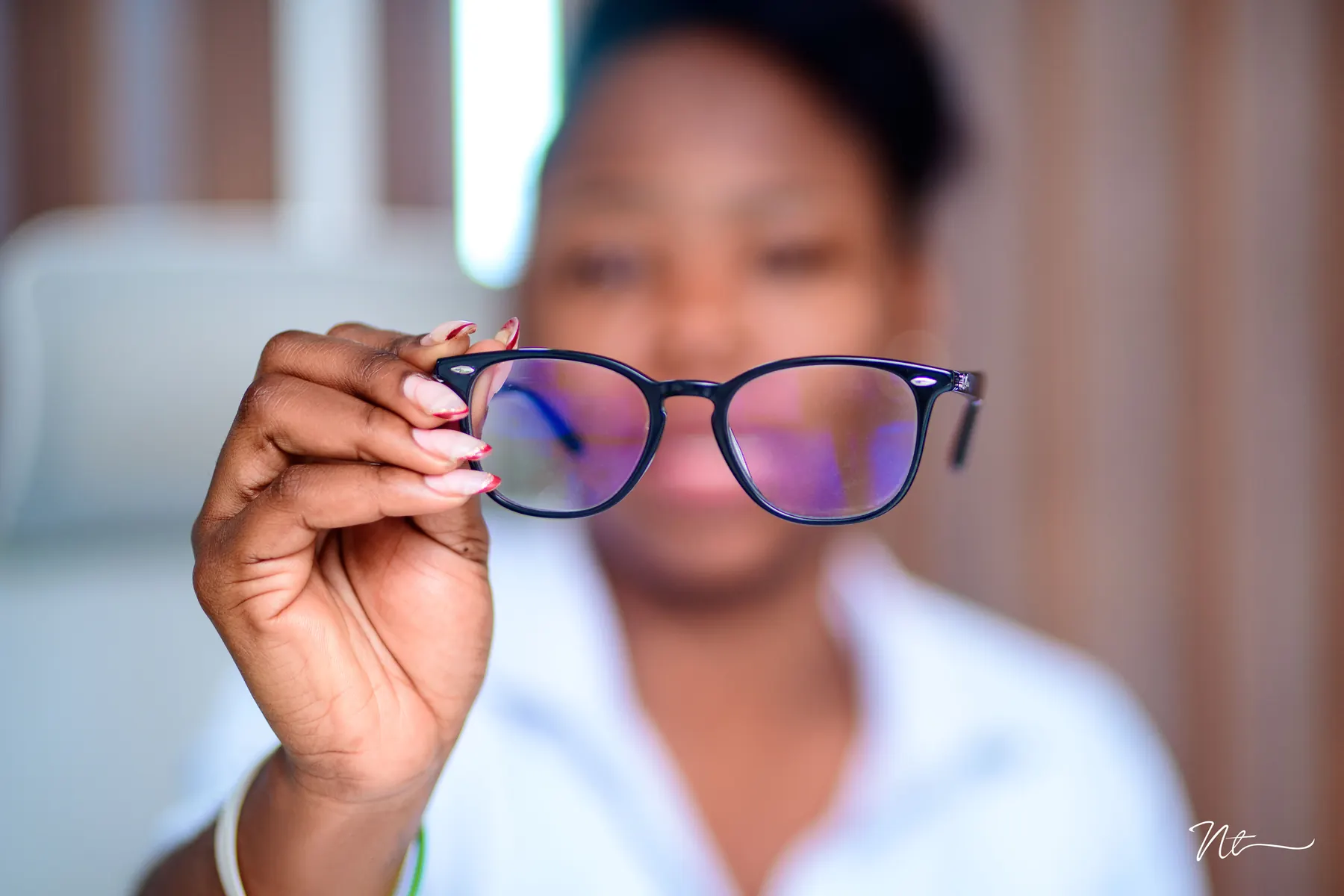Présentation d’une monture de lunettes à l’accueil